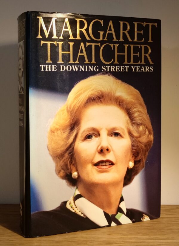 Margaret Thatcher – The Downing Street years, prima ediție din 1993 cu dedicația lui Thatcher